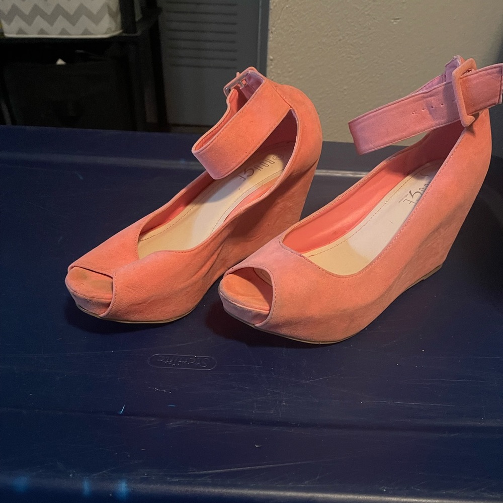Womens size 9 “Rouge” pink platform wedge